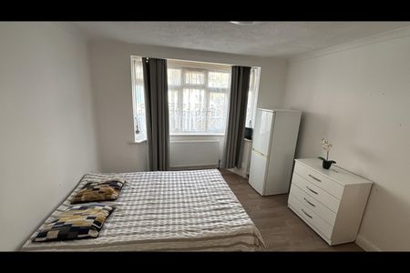 Room in a Shared House, Hobart Gardens, CR7 - Photo 2