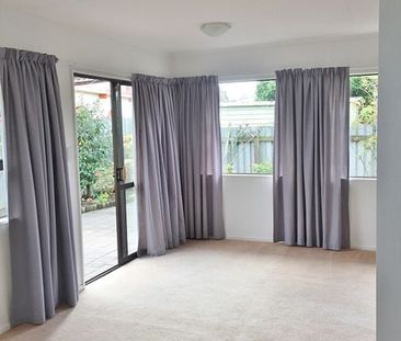 Charming Sunny 2BR Townhouse in Springvale - Photo 2