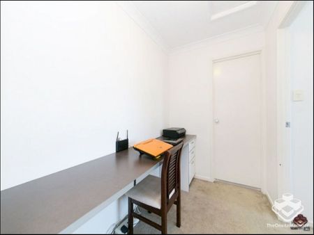 3 bedroom Townhouse available now - Photo 5