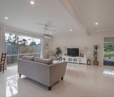 LUXURY VILLA INCLUDING ALL UTILITIES!! - Photo 2