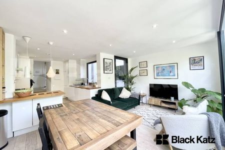 Beautiful garden flat marrying period charm with contemporary living - Photo 5