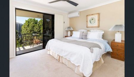 FULLY RENOVATED TOWNHOUSE FOR $850 PER WEEK - Photo 5