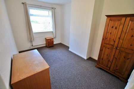 4 bedroom semi-detached house to rent - Photo 3