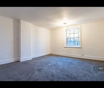 3 bedroom flat to rent - Photo 6