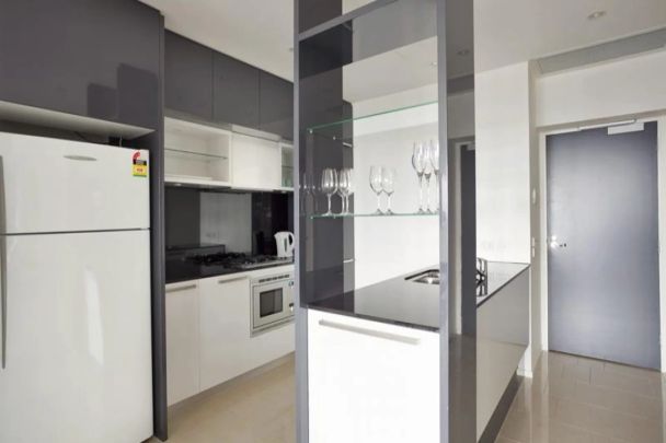 Luxury Living High Above Melbourne – Fully Furnished 1-Bedroom in Eureka Tower - Photo 1