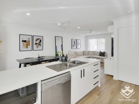 Stunning Renovated Townhouse with Premium Finishes in Kingsbury Estate - Photo 2