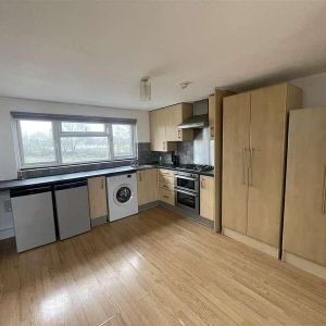 Kingsbridge Crescent, Southall, UB1 - Photo 2