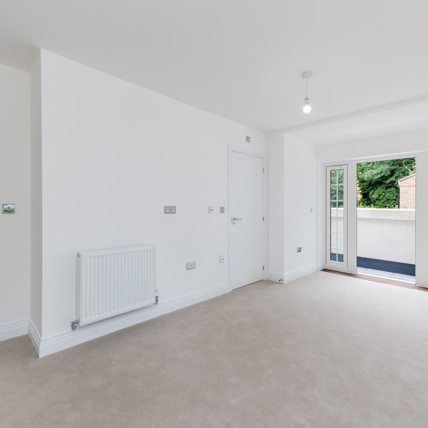 Merrileas Drive, Oxshott, Leatherhead, Surrey, KT22 flat to rent - Photo 1