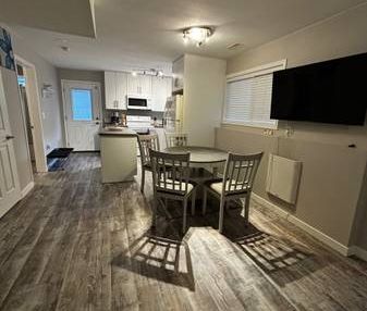 BEAUTIFUL 2 BEDROOM FULLY FURNISHED SUITE - Photo 3