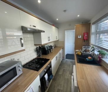 4 bedroom terraced house to rent - Photo 2