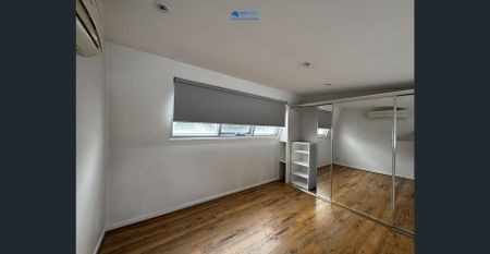 Stunning 2-Bedroom Apartment in the Heart of Prahran – Where Sunshine Meets Style - Photo 3