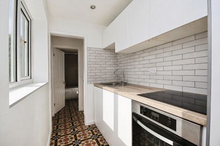 3 bedroom Mid Terraced House to let - Photo 4