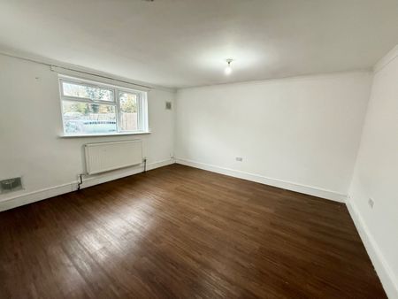 4 bed detached bungalow to rent in Copperfield Avenue, Uxbridge, UB8 - Photo 3
