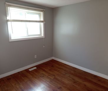For Lease - 123 Mooregate Crescent, Kitchener, Ontario - Photo 4