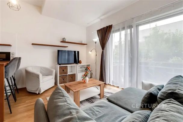 Extra velké 1+kk na pronájem s balkonem, parkováním a sklepem. Praha 9 Letňany. Blízko metra. Částečně zařízeno včetně myčky nádobí. Ihned k nastěhování. - Fotografie 1
