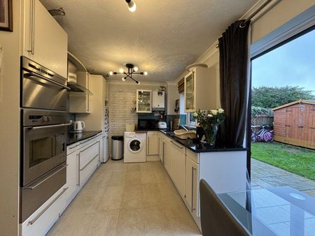 4 bedroom semi-detached house to rent - Photo 3