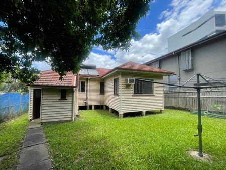 3 Bedrooms House with Walking distance to x2 Major Shopping Center - Photo 2