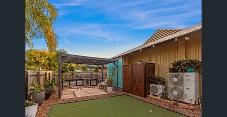 Looks, Location, luxury & Lifestyle! - Photo 3