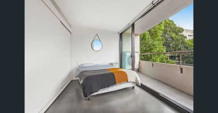 FULLY FURNISHED APARTMENT WITH GORGEOUS HARBOUR VIEWS, TOP TO BOTTOM NEW YORK STYLE RENOVATION! - Photo 4