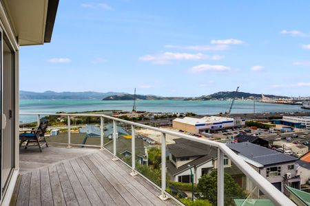 Contemporary Haven with Panoramic Water and City Skyline Views. - Photo 5