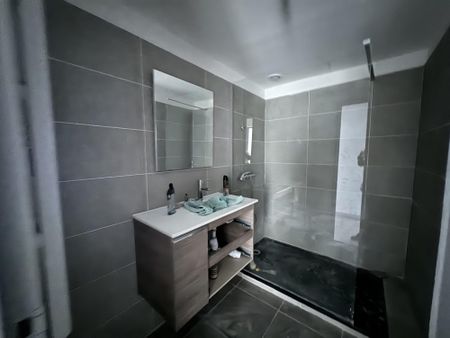 Location Appartement 2 pièces 66m² TOURVES 83170 - Photo 2