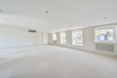 4 bedroom mews to rent - Photo 4