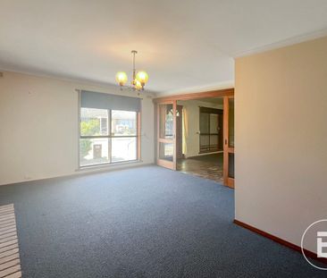 THREE BEDROOM FAMILY HOME! - Photo 2