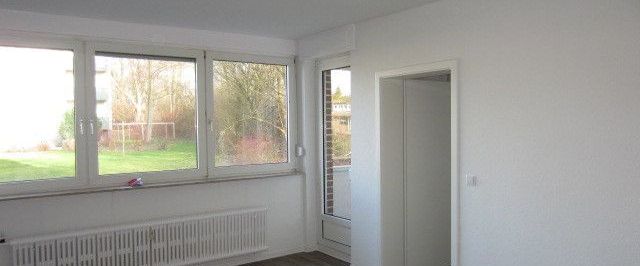 Bezugsfertig renovierte 2-Zimmerwohnung mit Balkon im EG (Hochparterre)! - Photo 1
