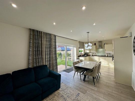 4 bedroom detached house to rent - Photo 1