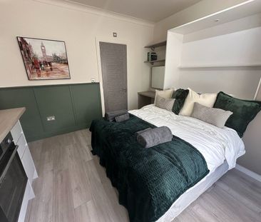 Studio Flat, Birkbeck Road, W3 - Photo 1