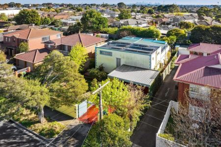SPACIOUS AND SECURE FAMILY HOME IN CONVENIENT LOCATION! - Photo 4