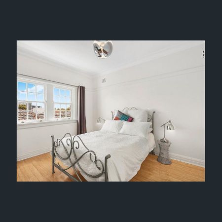 Stylish Top-Floor Apartment in Prime Lifestyle Location - Photo 3