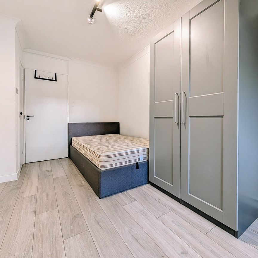 Studio Flat, Peacehaven, W3 - Photo 1