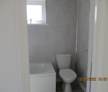3 bedroom end of terrace house to rent - Photo 2
