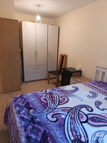 4 Bed Detached House, Morphou Rd, NW7 - Photo 2