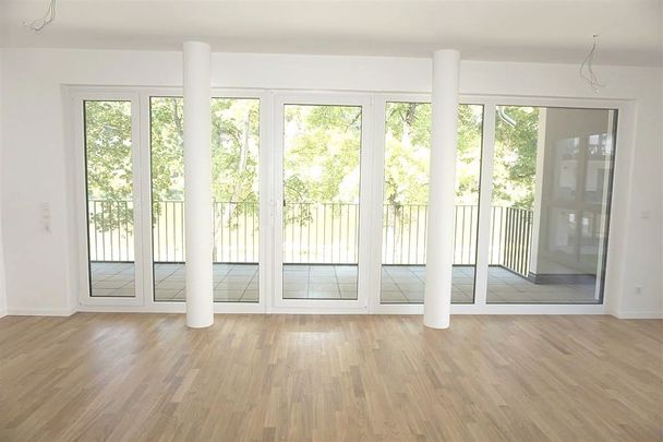 Energieeffiziente Wohnung mit direktem Moselblick – 2-Zimmer-Wohnung mit großzügiger Terrasse, Einbauküche & Tiefgaragenstellplatz - Photo 1