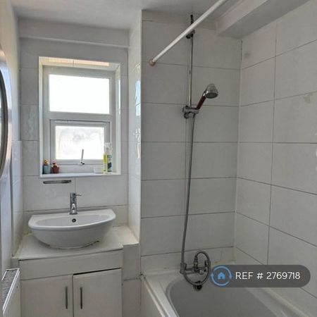 1 bedroom in a flat share to rent - Photo 4