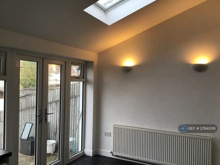 3 bedroom end of terrace house to rent - Photo 3