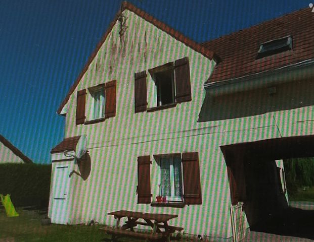 Une maison comprenant : salon avec coin cuisine aménagé, wc, 3 ch et sdb. - Photo 1