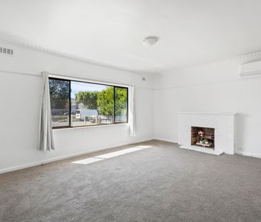 Stylish & Spacious Living in a Prime Bayside Location! - Photo 3