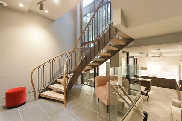 4 bedroom maisonette in London - Photo 1