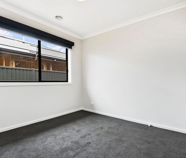 Family home with room to move so close to shopping facilities! - Photo 1
