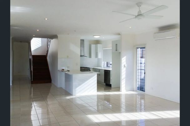 Spacious Family Home in Prime Coastal Location - Photo 1