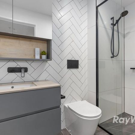 Stylish Three-Bedroom Apartment in Prime Carnegie Location - Photo 5