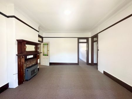 SPACIOUS HOME IN PUNCHBOWL - ONLY 2 A MINUTE WALK TO PUNCHBOWL STATION!!! - Photo 3