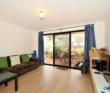 BEAUTIFULLY PRESENTED FAMILY HOME!! - Photo 1