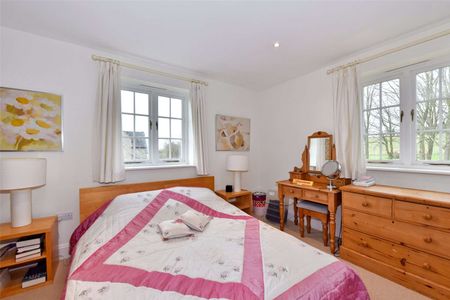 Charming four-bedroom family home in the village of Kineton. - Photo 3
