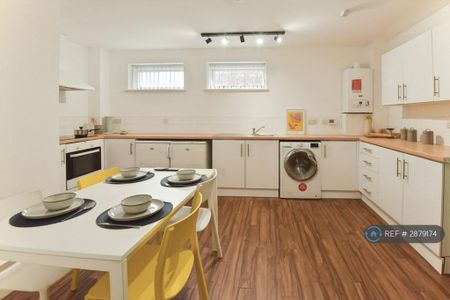 1 bedroom in a flat share to rent - Photo 4