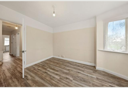 3 bedroom flat to rent - Photo 3