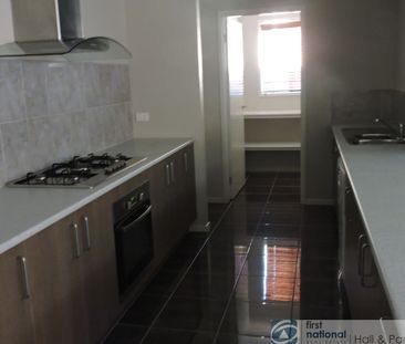 SPACIOUS FAMILY HOME IN THE FANTASTIC MARIOTT WATERS ESTATE. - Photo 4
